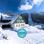 Slunecnice & Panorama Restaurant Farma 3*