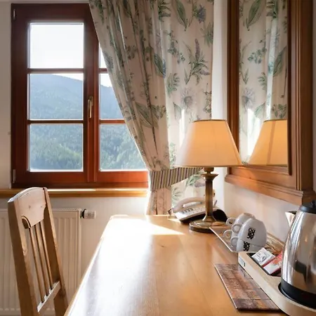 Slunecnice & Panorama Restaurant Farma Pensjonat 3*