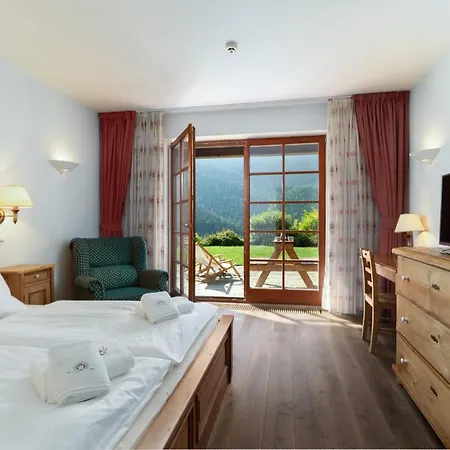 Slunecnice & Panorama Restaurace Farma 3*